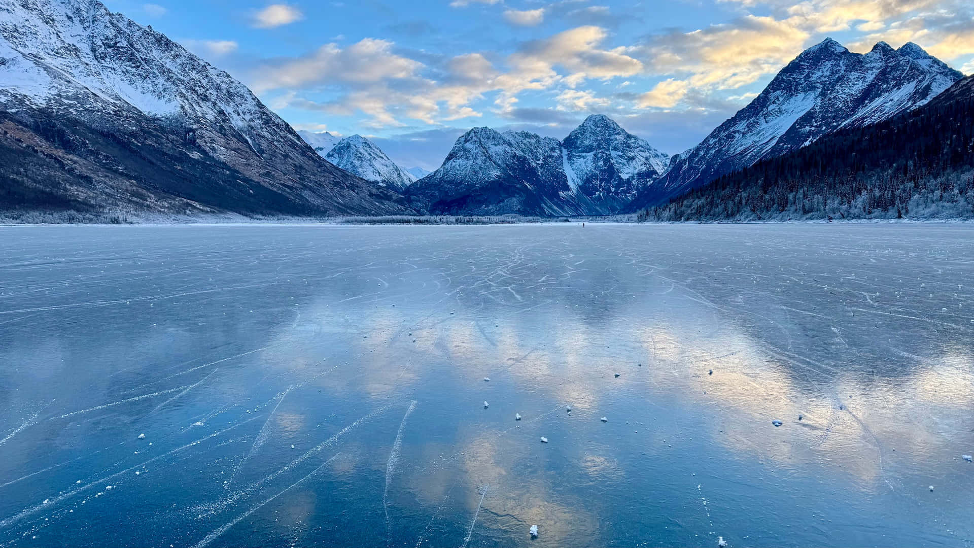 Горный пейзаж Аляски рядом с Alaskan Adventure Haven